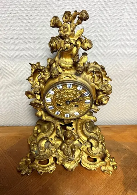 Hoogwaardige fijn gebeitelde verguld bronzen kartelklok in Lodewijk XV-stijl - Verguld brons - rond 1830/40