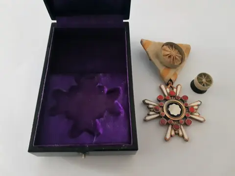 Japan - Leger/Infanterie - Medaille, WW2 Japan zilver (verguld) Order Of The Sacred Treasure 4th Class met originele zijde