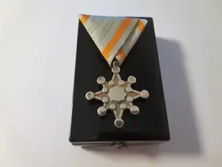 Japan - Leger/Infanterie - Medaille, Japan zilver(verguld) Order Of The Sacred Treasure 7th Class met origineel zijden lint,