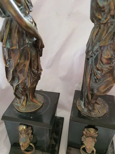 Beeld, Kandelaar, Klassieke vrouwenfiguren, gesigneerd Gillet F. - 45 cm (2) - Brons, Marmer - Tweede helft 19e eeuw