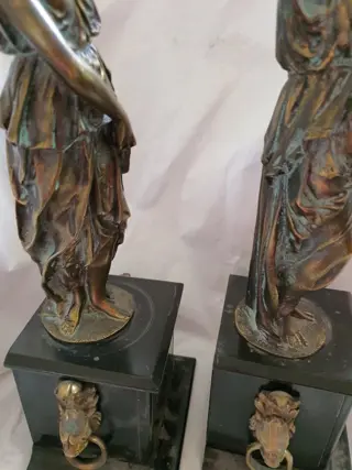 Beeld, Kandelaar, Klassieke vrouwenfiguren, gesigneerd Gillet F. - 45 cm (2) - Brons, Marmer - Tweede helft 19e eeuw