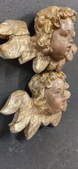 2 gevleugelde engelenkoppen - hout en gips - Eind 19e eeuw