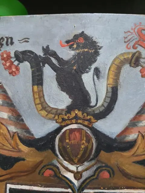 wapenschild: loof wijn - Hout - circa 1900