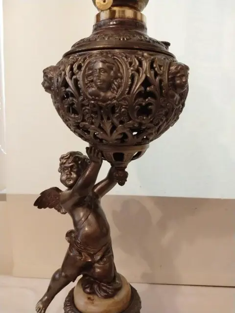 olielamp gedragen door een cupido 1890 - zamac - 1890