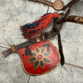 kap versiering, speciale ijzers paard voor arreslee - Volkskunst - Leer, stof, ijzer - Eind 19e - begin 20e eeuw