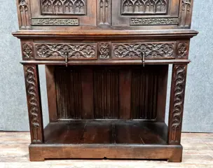 Dressoirkast in renaissancegotische stijl in massief notenhout met bruine patina - Walnoot - Tweede helft 19e eeuw