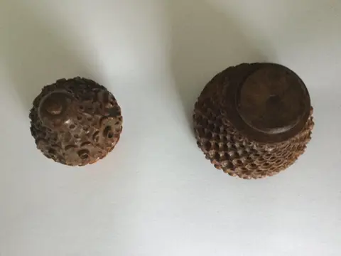 Coquilla- Corozanoot als Pomander - Corozanoot/Coquillanoot met chapelet - Rond 1900