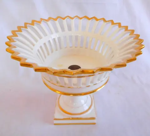 Porcelaine de Paris - Opengewerkte fruitschaal in porselein verguld met fijn goud circa 1860 - Empire - Porselein