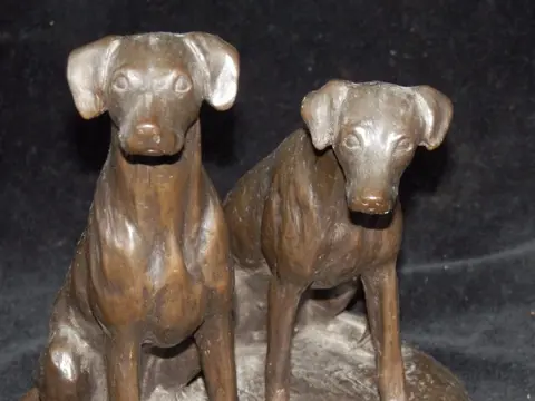 Beeld, Fraai beeldje 2 Jachthonden - gesigneerd Ista - Brons - Midden 20e eeuw