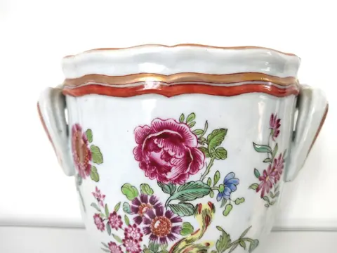 Schaal/kom, koeler met handgeschilderde bloemen, in de stijl van de Compagnie des Indes - Porselein