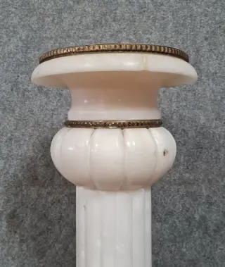 Zuil met verhelderende fluiten - Albast - 20e eeuw