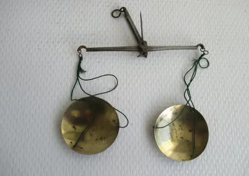Antieke Apothekersbalans metgewichten : Drachmes - Scruples - Grains - voor dereizende - Messing - Begin 20e eeuw