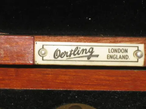 Kistje met apothekers gewichtwichten - hout en metaal - 1900