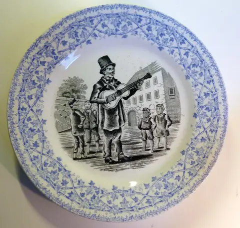 Società Ceramica Richard Milano - Kavel van vier wandborden - decoratie Musica (4) - Keramiek