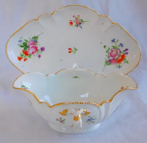 Manufacture du Duc d'Angoulême - Sauskom van Parijs porselein, 18e eeuw - Louis XVI - Porselein