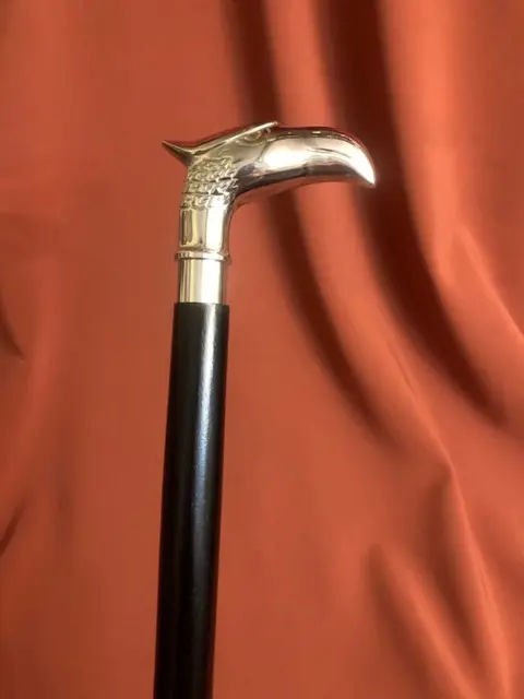 Een ongewone wandelstok voor zelfverdediging. Handvat ontworpen als een koninklijke adelaarskop. - Verzilverd brons en zwart hout - 20e eeuw
