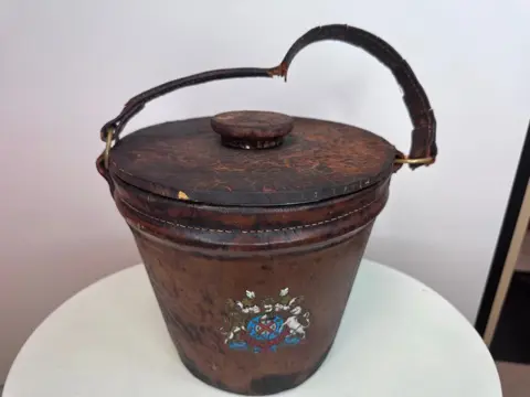 Antique leather Fire Bucket with the British Royal Coat of Arms - Leder, Staal (roestvrij) - Circa 1910