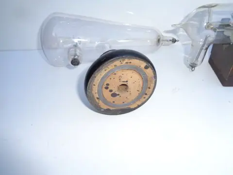 crookes tubes (2) - Glas - Eerste helft 20e eeuw