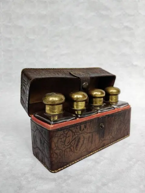 Travel Set - Cologne Set in Leather Pouch / Fragrance Bottle / Perfume Bottle - Glas, Koper, Leder - Eerste helft 20e eeuw