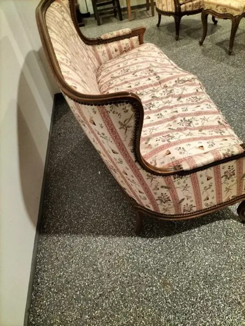 Bank in D. José-stijl in houtsnijwerk en klauwpoten (1) - Hout, Textiel - Hier. 1900