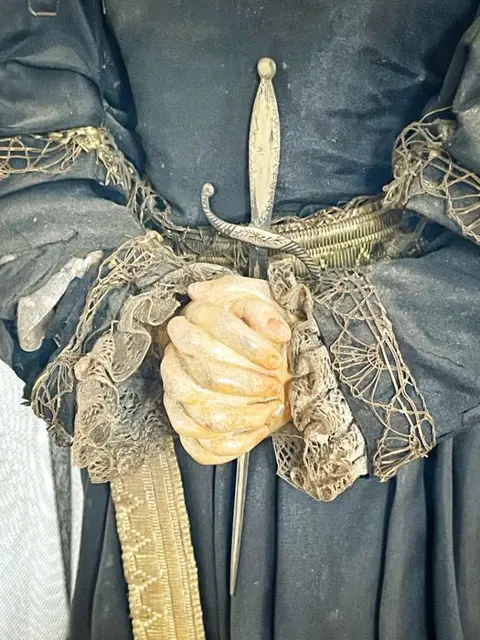 Beeld, Maria van Smarten (55 cm.) - terracotta en hout - Eind 19e eeuw