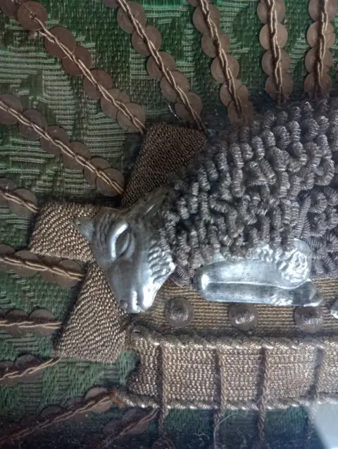 Agnus Dei - Goud, Satijn, Zijde, Zilver, filigraan - 19e eeuw
