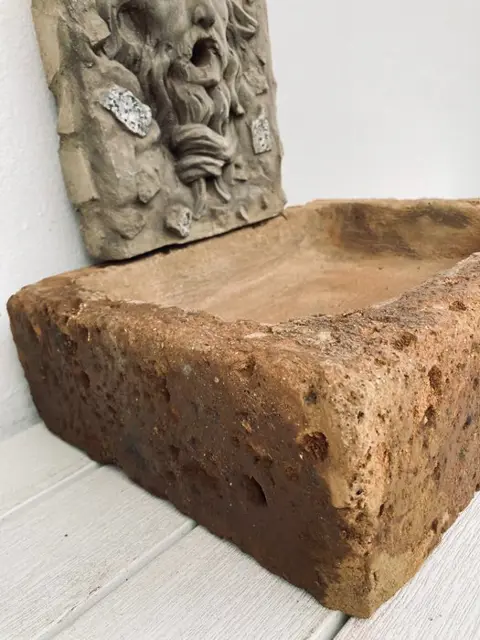 Fontein, Wasbak (2) - Kalksteen - 21e eeuw