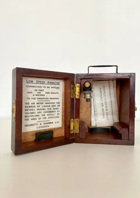 Vintage Anemometer Boxed Negretti & Zambra Low Air Speed Flow Meter voor mijnenkanalen (1) - Art Deco - metaal, hout - Midden 20e eeuw