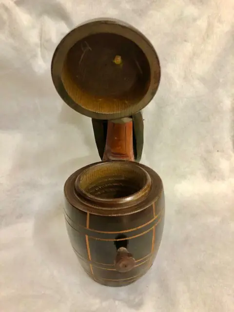 Zwarte Woud mechanische handgesneden tabak/sigarettenkoker dronken boven een ton - Zwarte Woud hout - omstreeks 1910-1940