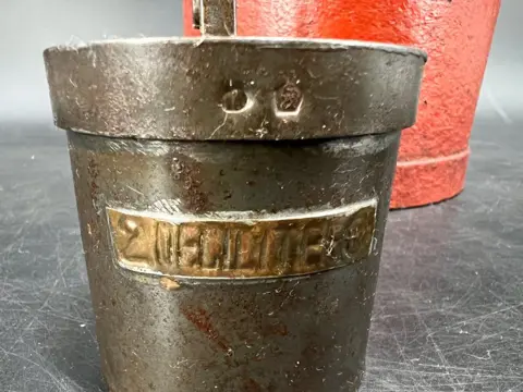 Unieke grote graanmaat en twee maatbekers maten maat met ijkmerken en eigenaarsmerk (3) - Koper, Messing, Metaal - Begin 20e eeuw