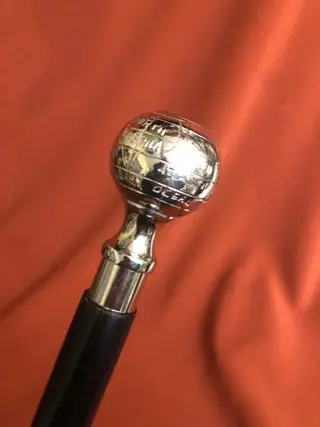 Een , nieuwigheid , mapamundi - aardekaart , wandelstok Handvat ontworpen als een verzilverde - verzilverd messing - Tweede helft 20e eeuw