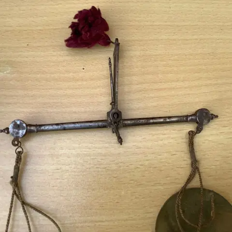 Goud balans weegschaal + karaatgewichten - Hout metaal messing - Begin 19e eeuw en 17e eeuw