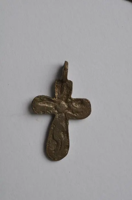 Post-middeleeuws Brons devotie kruis hangers