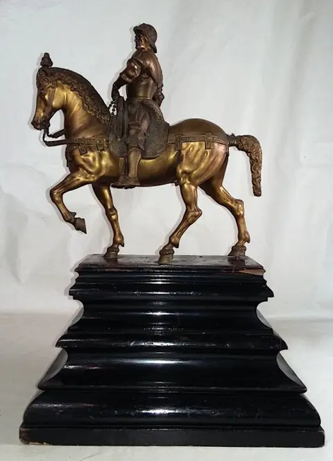 Bronzen beeld van Bartolomeo Colleoni - totale hoogte cm. 57 - Brons, Hout - 19e eeuw