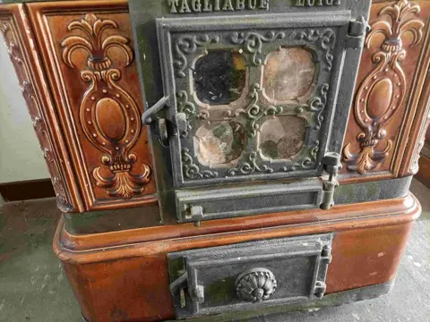 Houtkachel - aardewerk, gietijzer - 20e eeuw