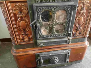 Houtkachel - aardewerk, gietijzer - 20e eeuw