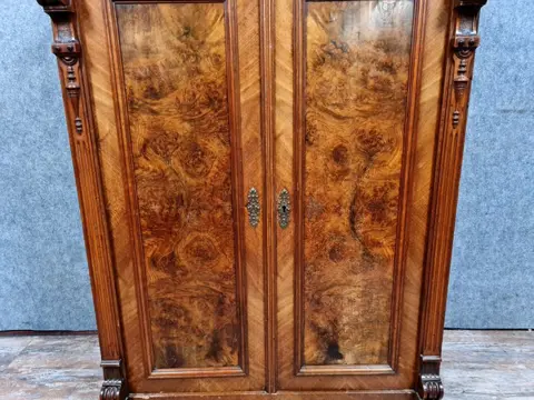 Kabinet, Noten en noppen kast, een zogenaamde Vertiko - Walnoot - Eind 19e eeuw