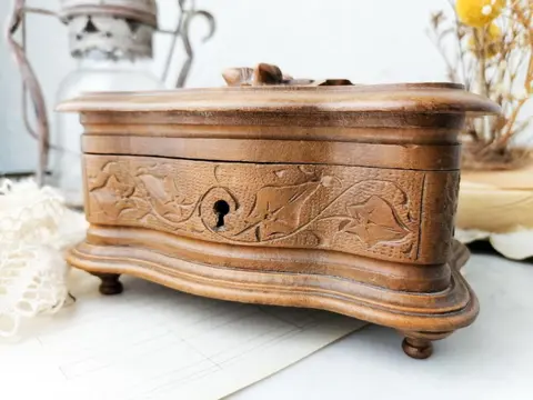 Sieradendoos in houtsnijwerk Zwarte Woud, Napoleon III - Hout - Begin 20e eeuw