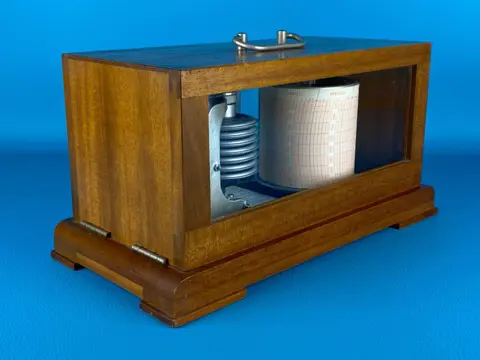 Barograaf, VEB Feingeratebau - Aluminium, Glas, Hout - Midden 20e eeuw