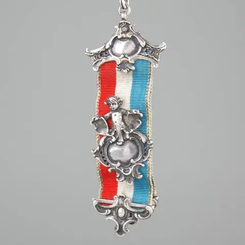 Antiek Frans driekleurig chatelain met cherubijnversiering - Zijde - Eind 19e eeuw