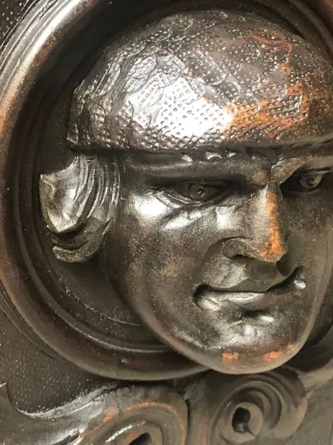 Gegraveerde notenhouten hoge reliëfs (2) - Renaissancestijl - Walnoot - Eind 19e eeuw