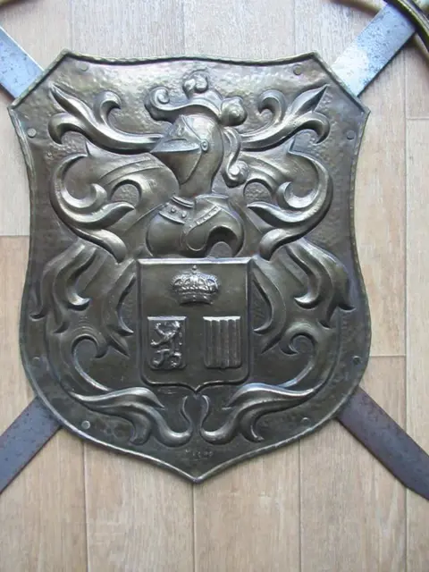 Copper shield and 2 swords - Koper - Begin 20e eeuw