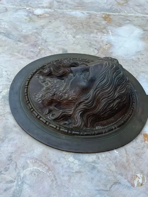 Reliëf, Gezicht van een lijdende Christus in tranen met zijn ogen dicht, Bronzes de Arte Raul Martins, Ld - Brons - Begin 20e eeuw
