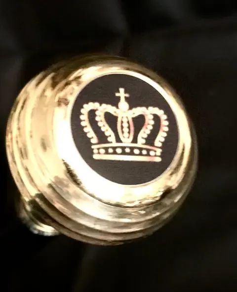 Een koninklijke, ceremoniële, wandelstok. Greep uitgevoerd als vergulde knop met de Britse - Zilverbrons, zwart hout - Tweede helft 20e eeuw