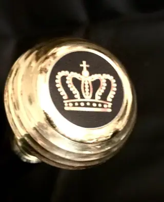 Een koninklijke, ceremoniële, wandelstok. Greep uitgevoerd als vergulde knop met de Britse - Zilverbrons, zwart hout - Tweede helft 20e eeuw