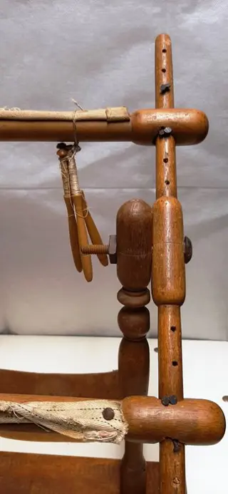 Borduurring + 10 klossen voor kant + opengewerkte band - Hout - Eind 19e eeuw