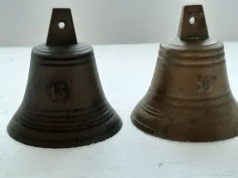 Twee prachtige antieke bronzen deurbellen - Brons - 1900 - 1920