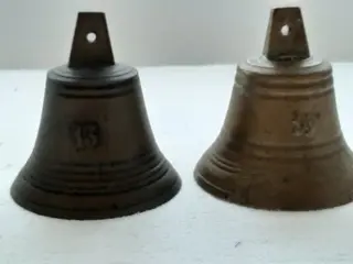 Twee prachtige antieke bronzen deurbellen - Brons - 1900 - 1920