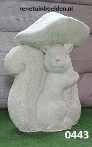 EEKHOORN ONDER EEN PADDESTOEL.