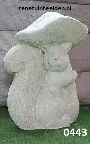 EEKHOORN ONDER EEN PADDESTOEL.